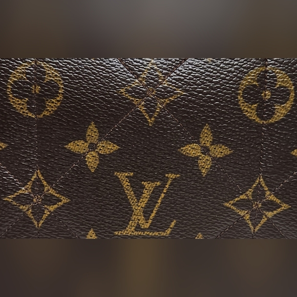 LOUIS VUITTON Sarah Etoile Monogram Quilted Wallet - Picture 9 of 16